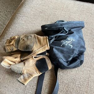 Climbing Chalk Bag with leather metolius Tan Gloves